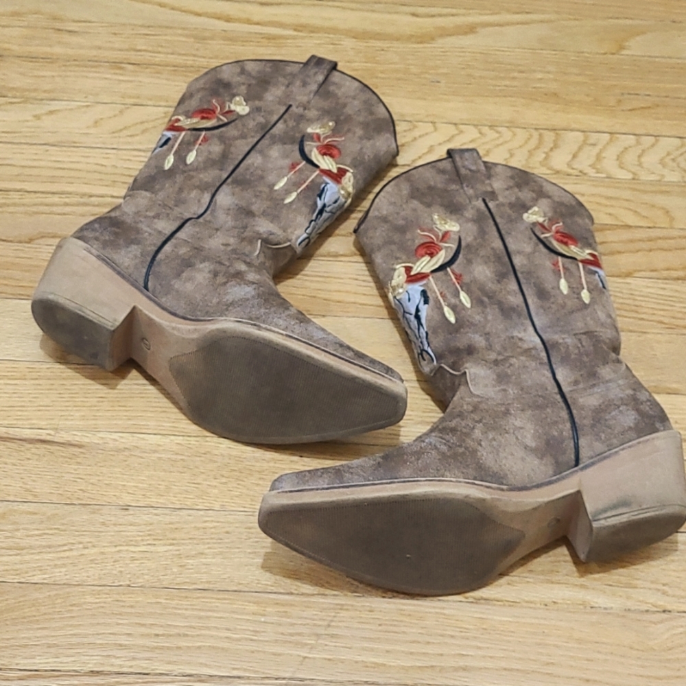 Cowboy boots with western embroidery